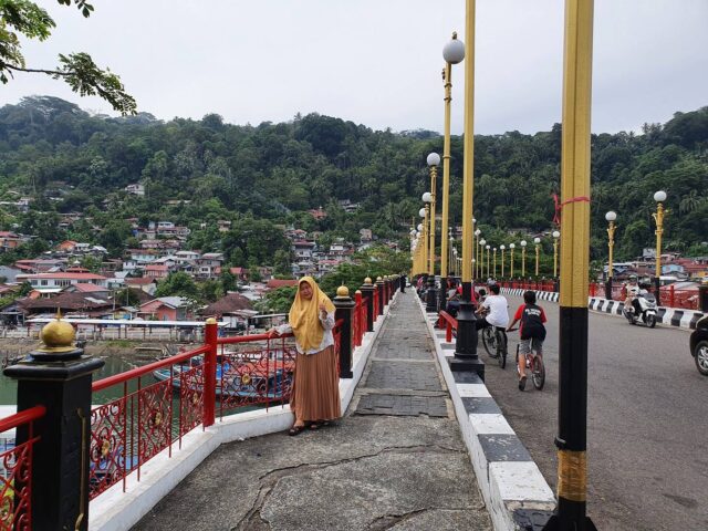 JEMBATAN SITI NURBAYA Lebih Semarak Di Malam Hari