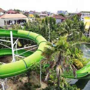 Spiral Tube meluncur di lintasan spiral akan menguji adrenalin ketika mencoba wahana ini di Circus Waterpark Kuta Bali.