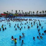 Waikiki Beach, kolam renang dengan ombak buatan.