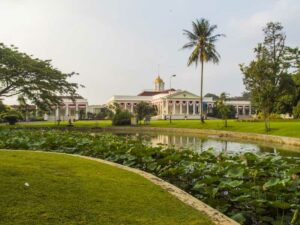 Istana Bogor terlihat dari area tepi danau Kebun Raya