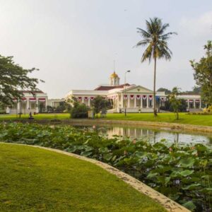 Istana Bogor terlihat dari area tepi danau Kebun Raya