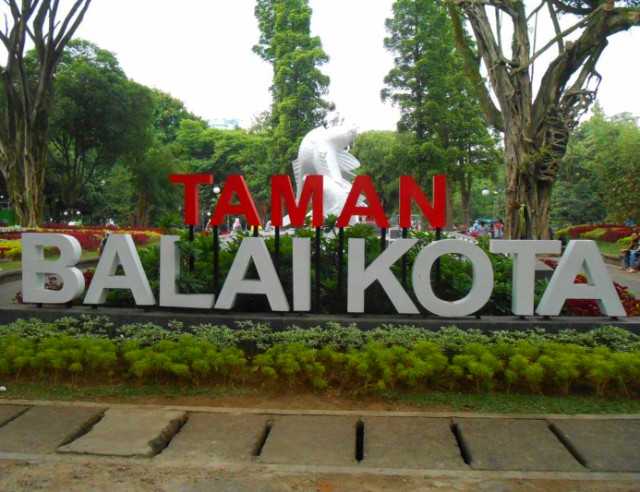 Taman Balai Kota Bandung - Bandung City Hall Park