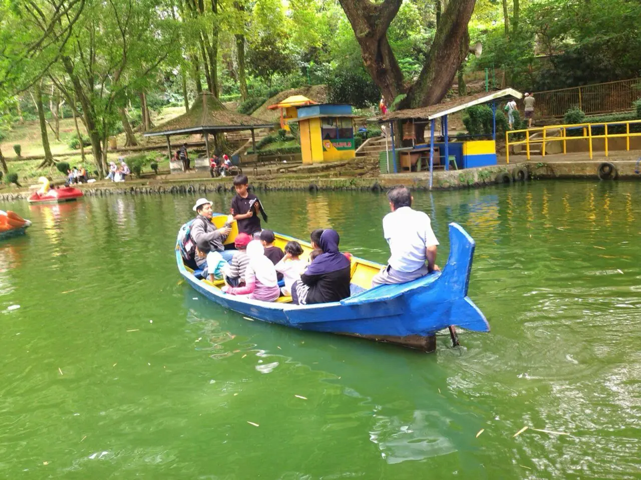wahana perahu kebun binatang bandung