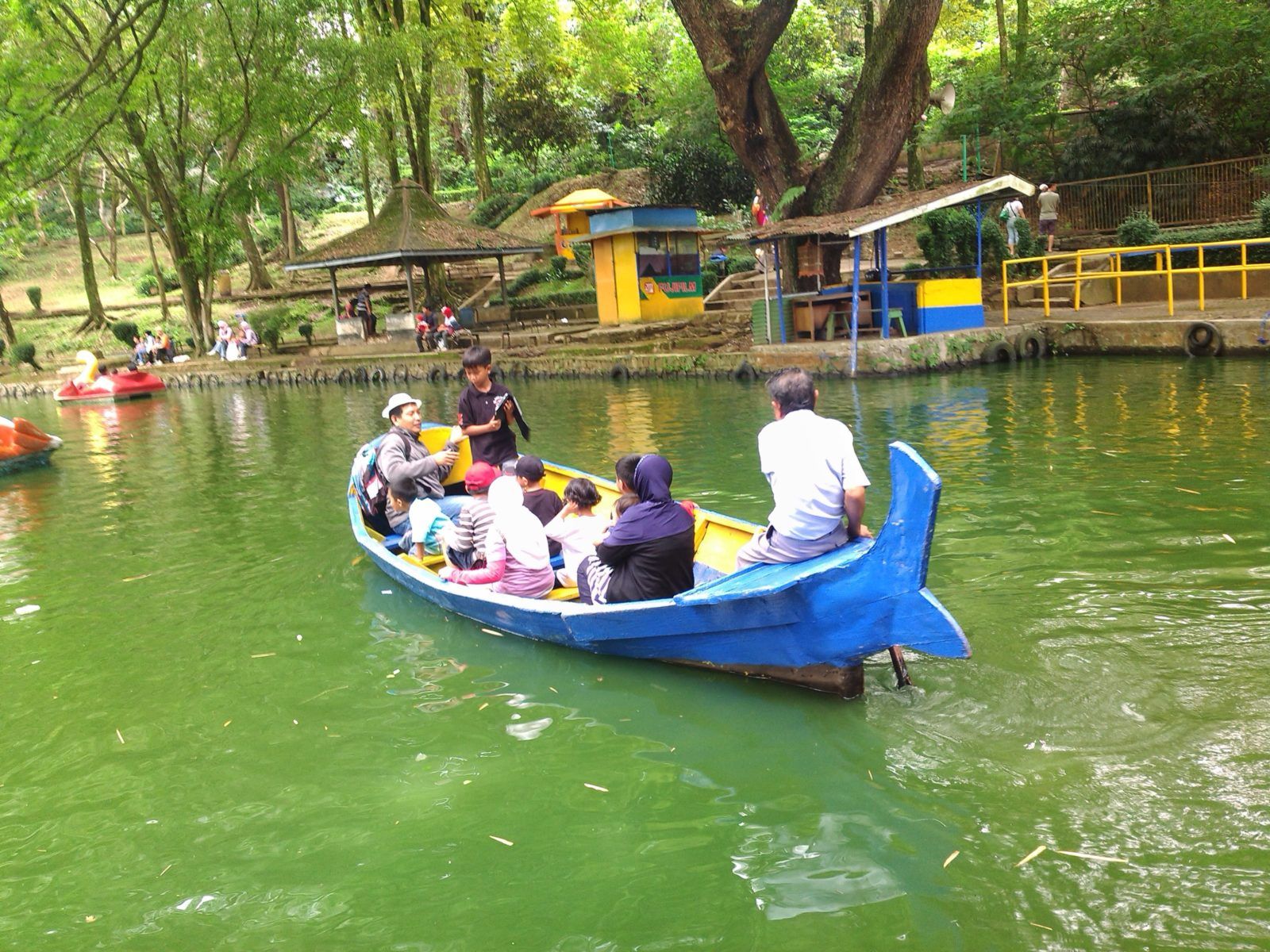 wahana perahu kebun binatang bandung