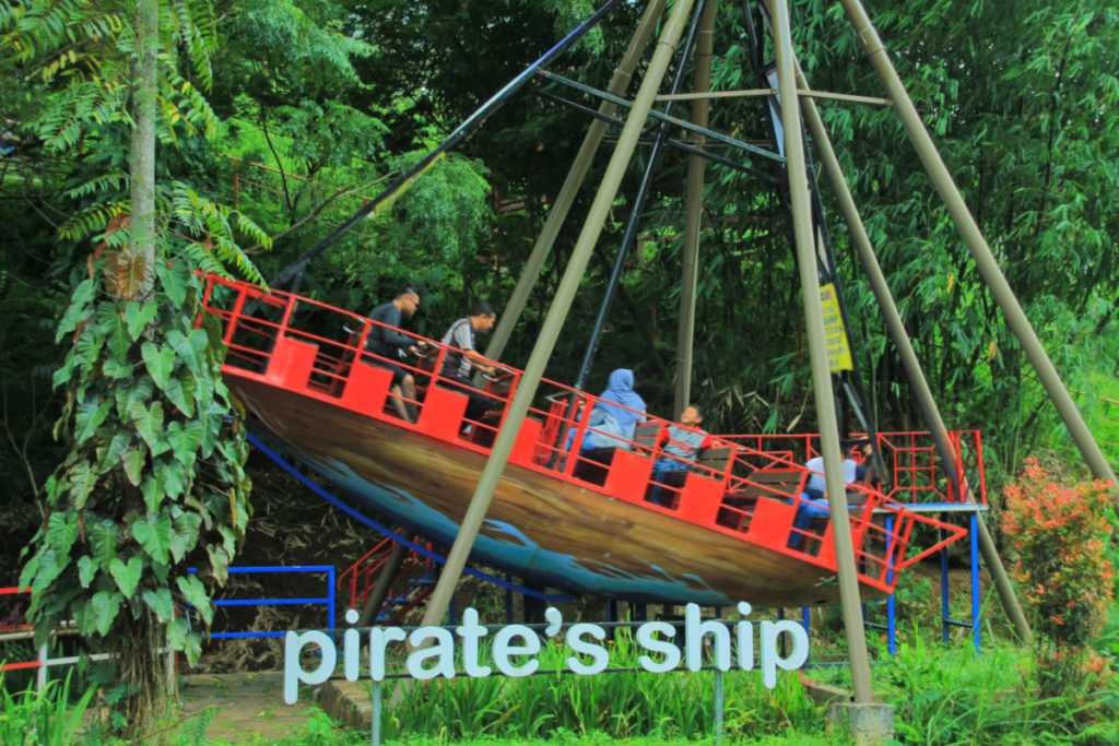 wahana pirate ship