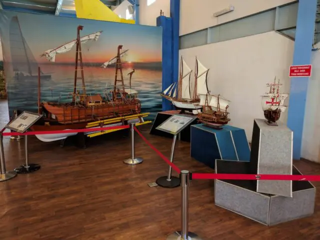 kapal tradisional museum angkut