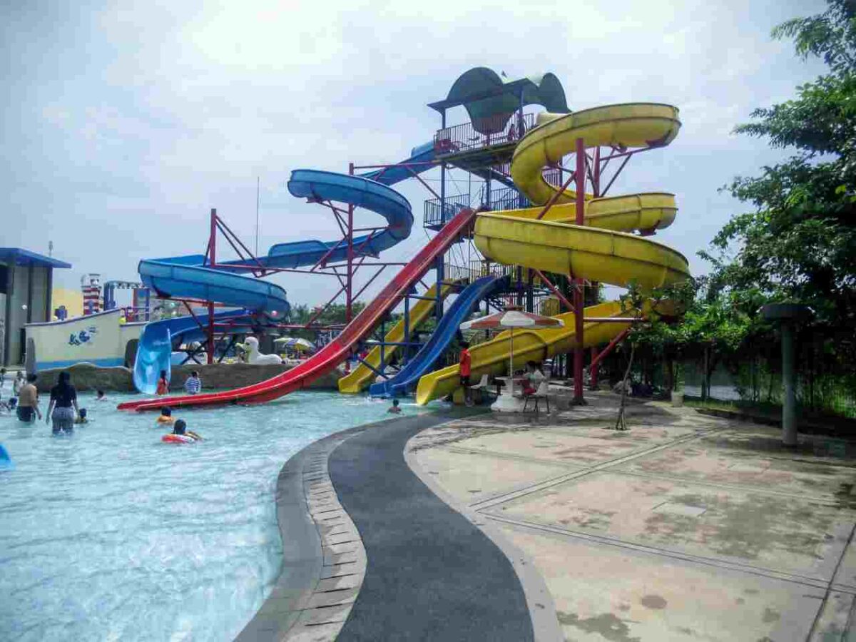 Perosotan spiral tinggi di Grand Splash Waterpark