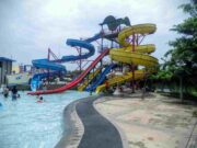 Perosotan spiral tinggi di Grand Splash Waterpark