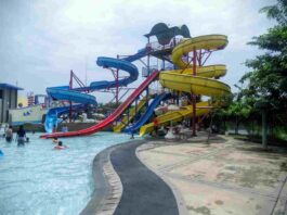 Perosotan spiral tinggi di Grand Splash Waterpark