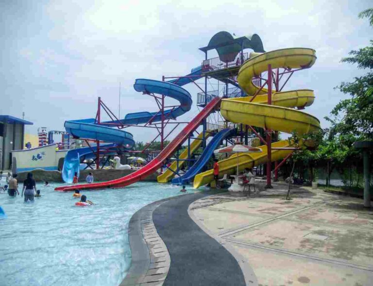 Perosotan spiral tinggi di Grand Splash Waterpark