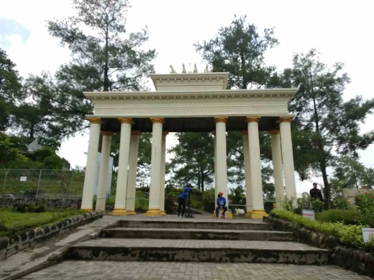 pilar raksasa pintu masuk World Landmarks Merapi Park