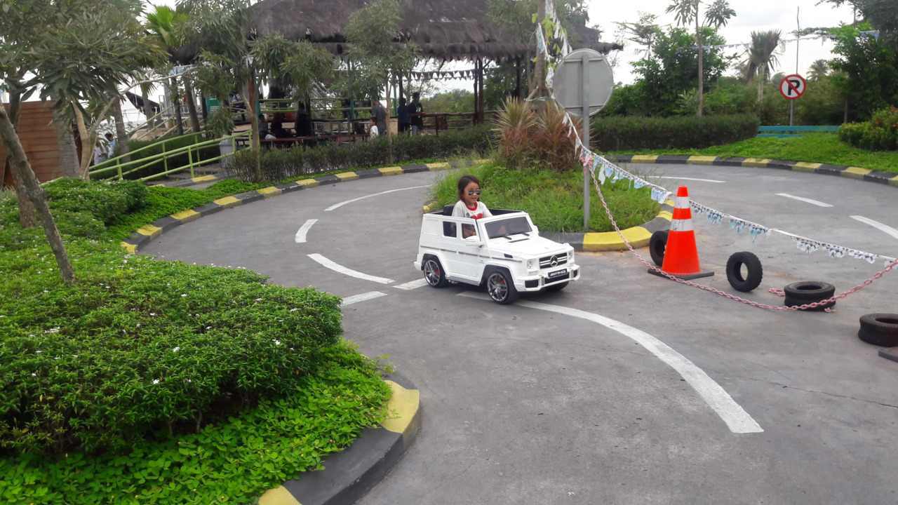 taman lalu lintas anak dengan mobil mini