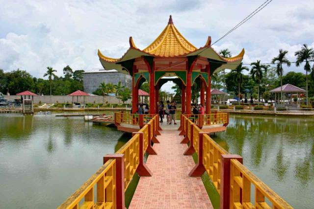 danau dengan bangunan bergaya oriental di taman cinta