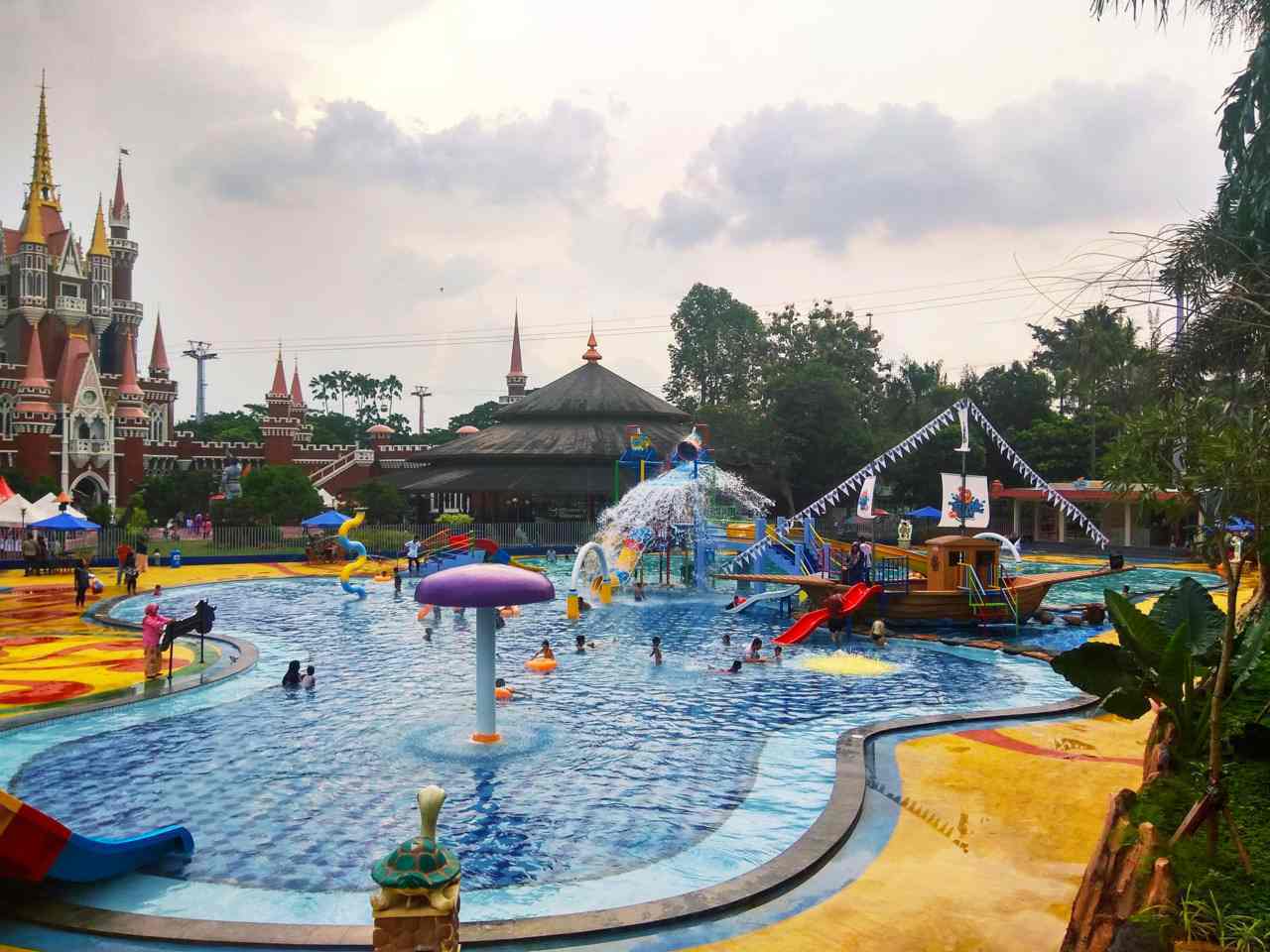 kolam anak dengan ornamen tematik