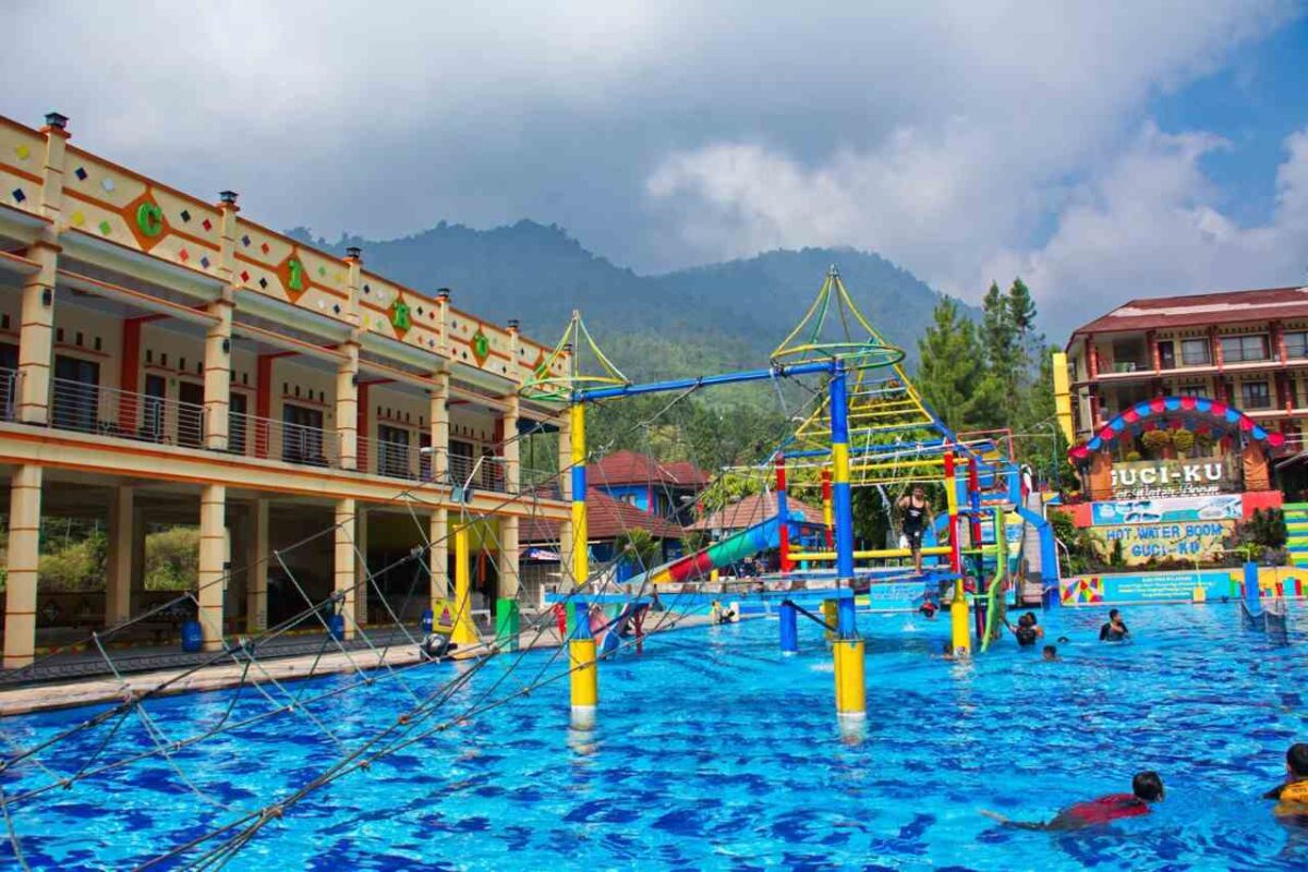 permainan outbond di tengah kolam