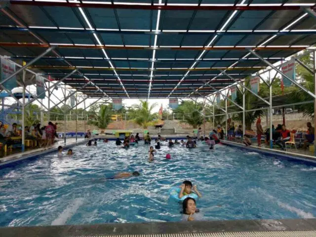 kolam renang indoor dengan atap