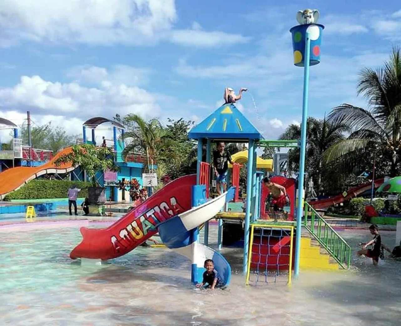 kolam dan wahana permainan anak aquatica waterpark