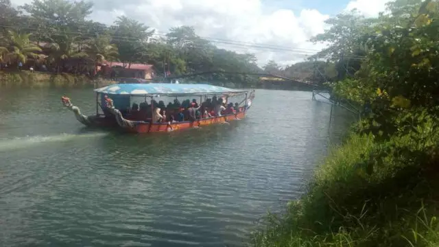 keliling danau dengan perahu naga dreamland water park