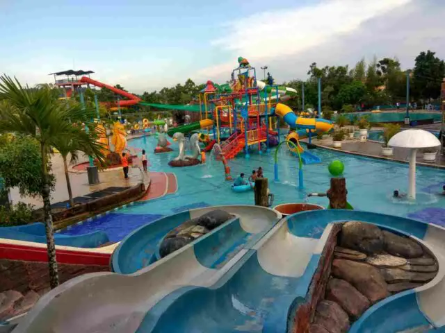 area waterpark dengan peluncuran dan wahana permainan air warna-warni top 100 Waterpark