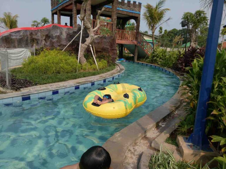 wahana lazy river dengan arus tenang