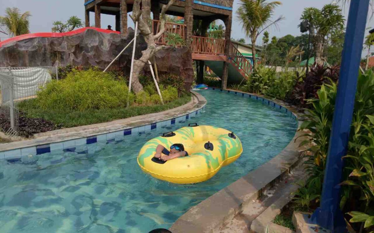 wahana lazy river dengan arus tenang