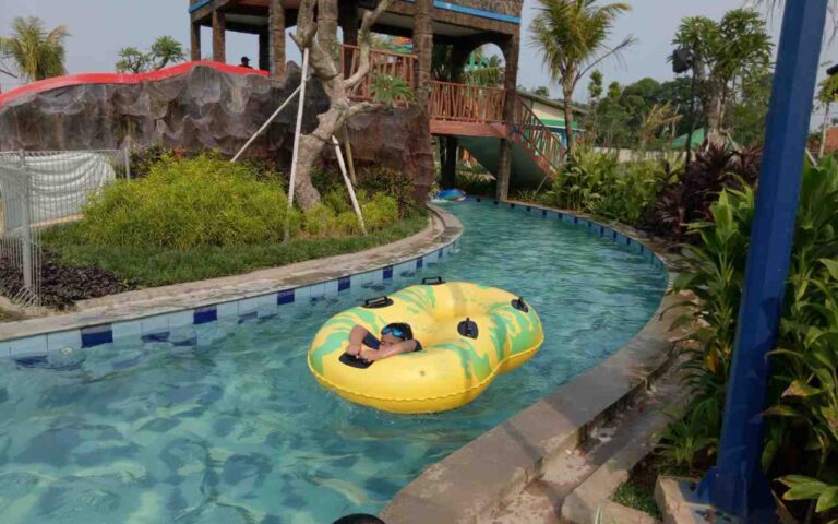 wahana lazy river dengan arus tenang