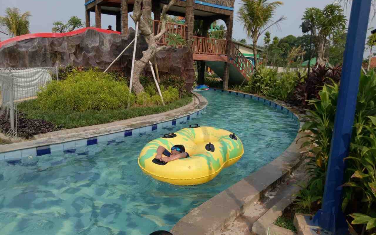 wahana lazy river dengan arus tenang