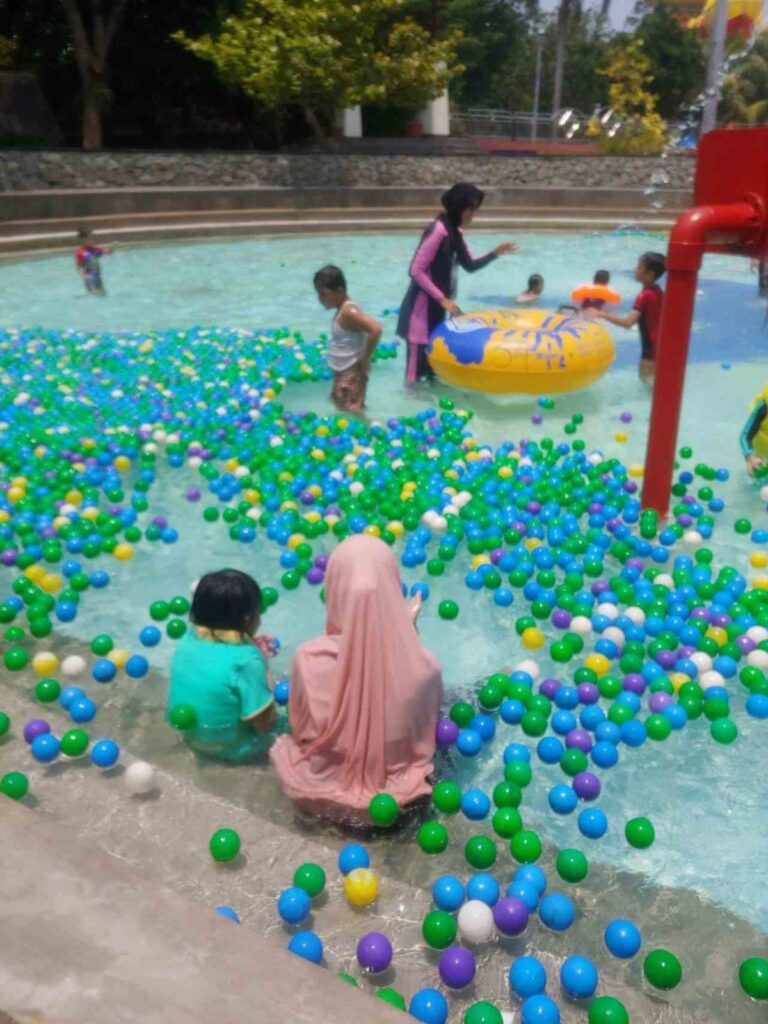 wahana mandi bola atlantis ancol