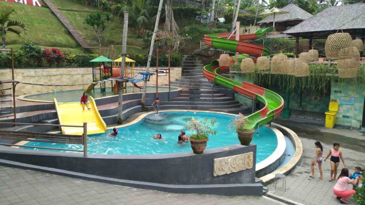 kolam mini dan wahana peluncuran air