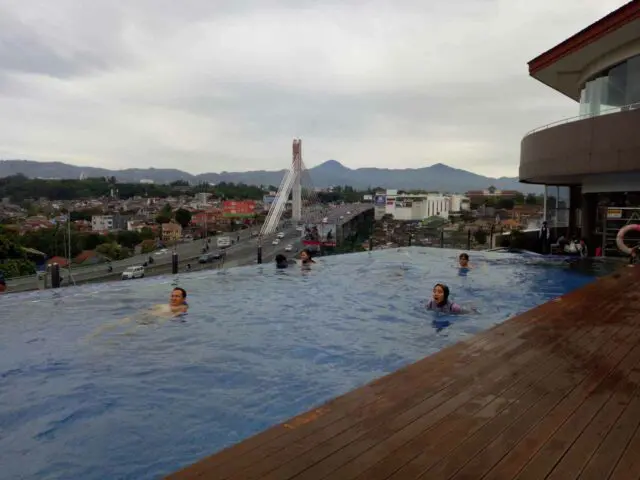 Salah satu yang membuat Grandia Hotel Berbeda dari kebanyakan penginapan di Bandung adanya Infinity Pool. foto: al ma'ruf