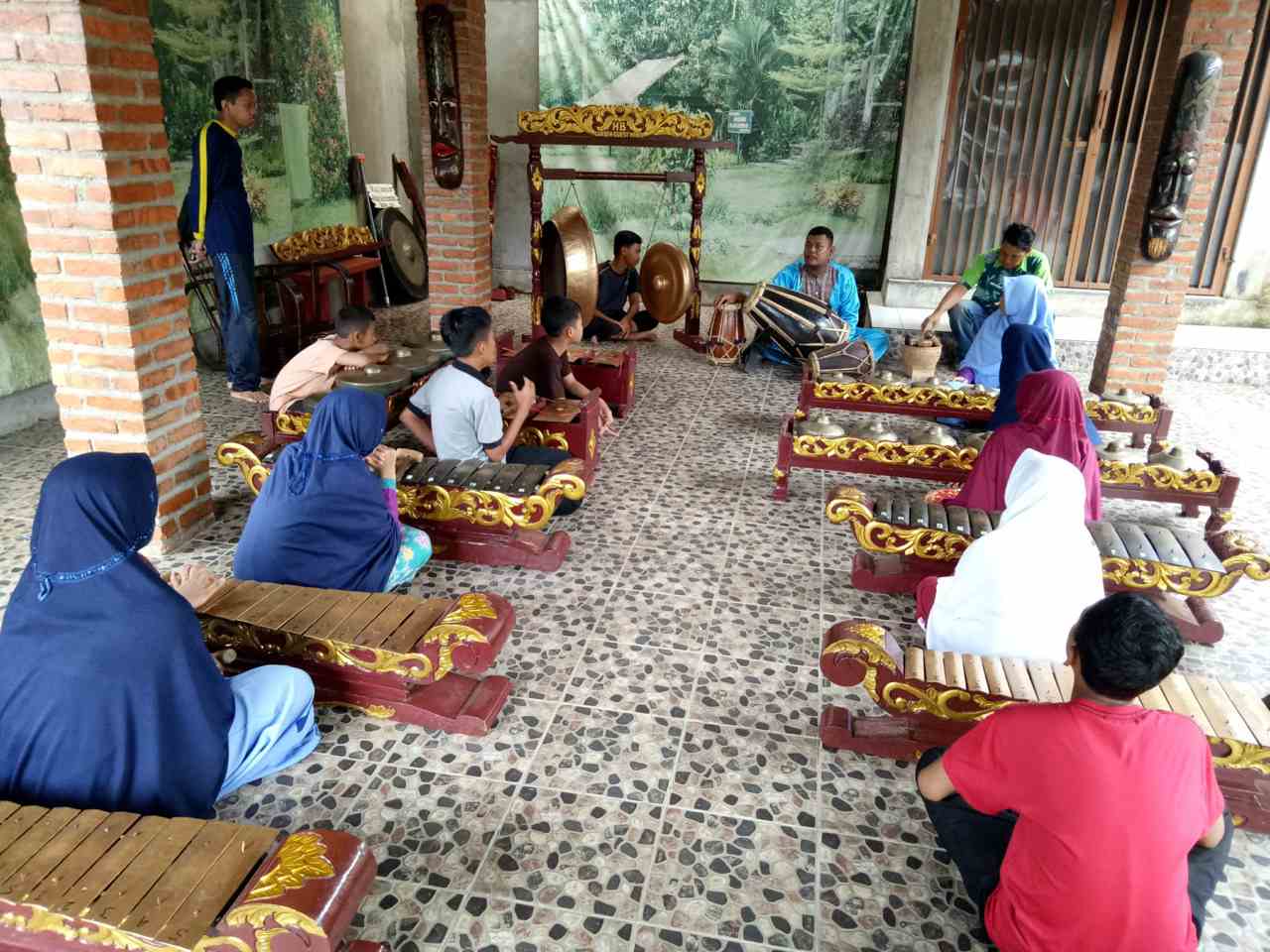 Belajar memainkan angklung di Kampung Cinangneng