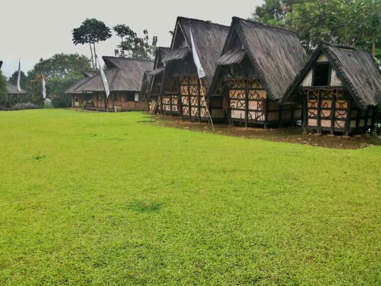 rumah adat tradisional sunda di kampung budaya sindang barang