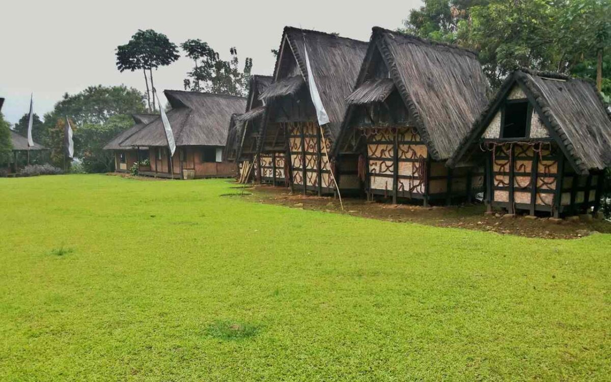 rumah adat tradisional sunda di kampung budaya sindang barang