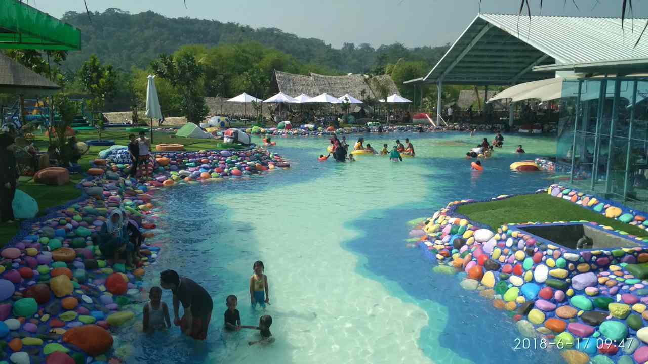 kolam warna-warni cikao park purwakarta