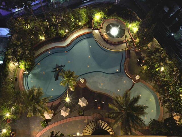 kolam renang hotel grand aquila