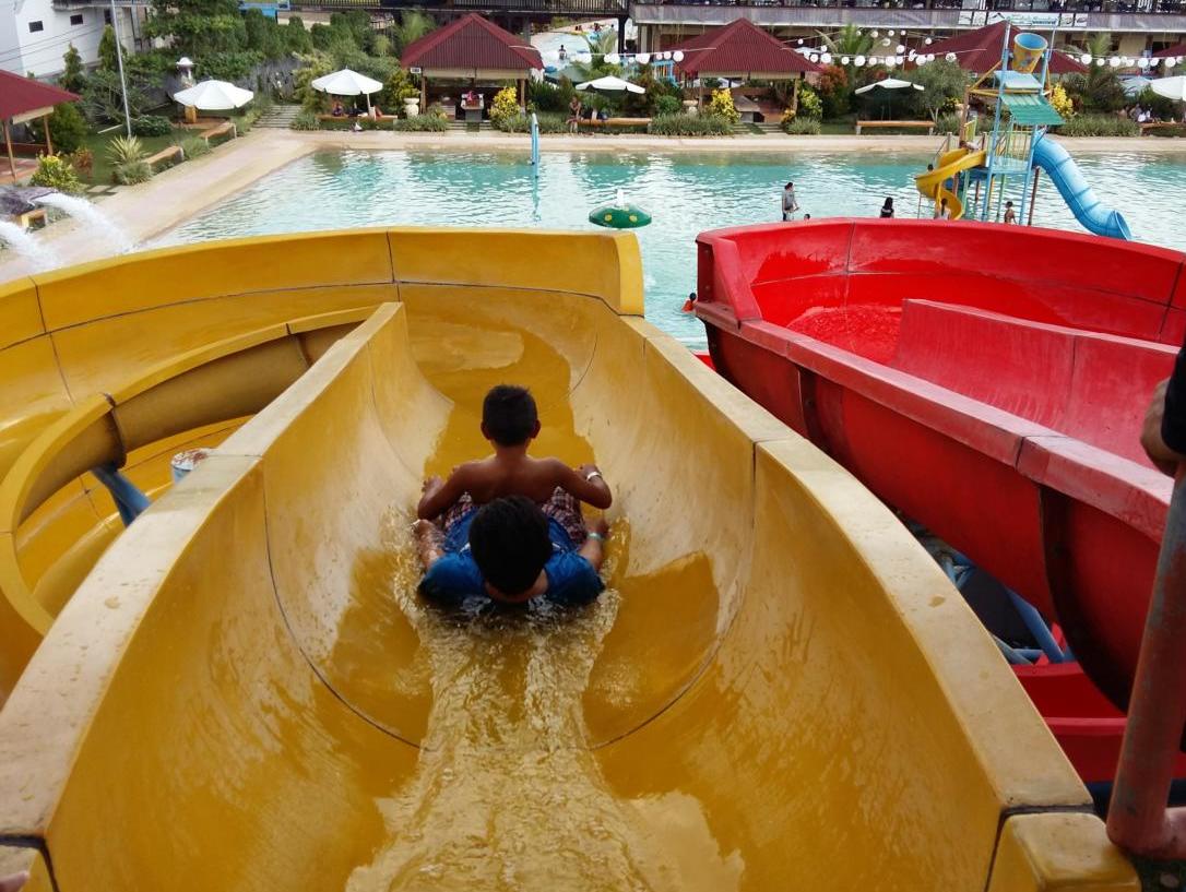 Seluncuran GPI Waterpark Manado.