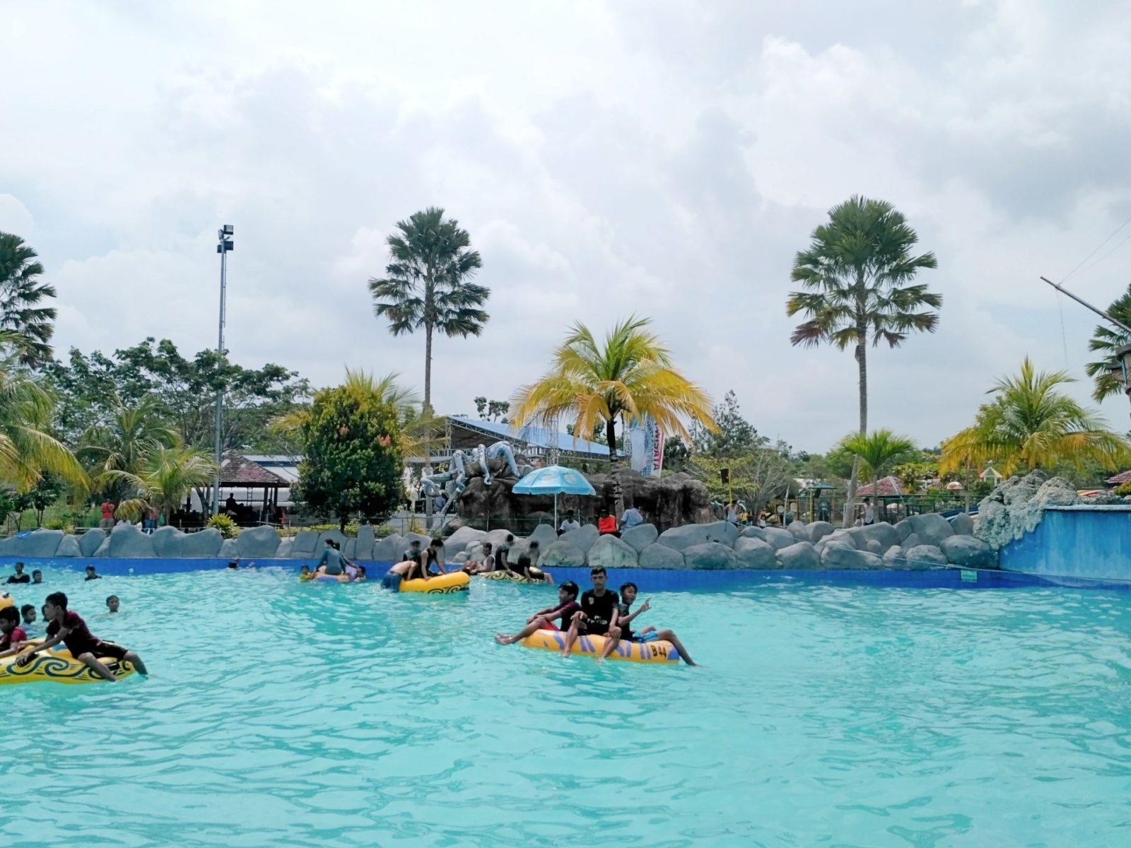 wahana kolam ombak waterpark boombara pekanbaru