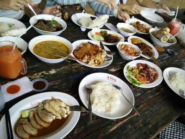 Aneka makanan di Pasar Ah Poong