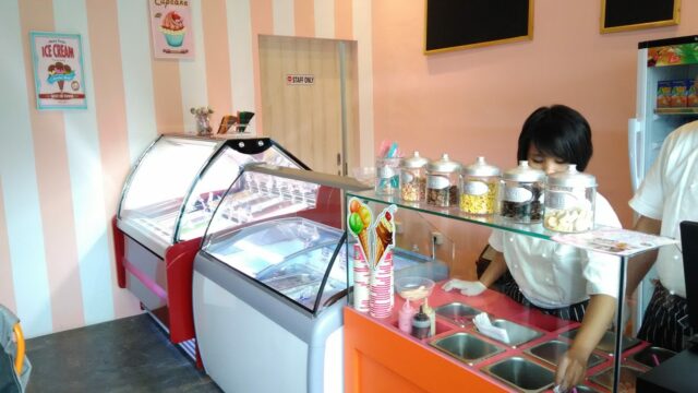 Berbagai pilihan es krim di Ice Cream World Bali