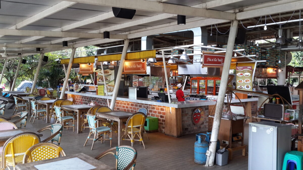Deretan food court di Pasar Ah Poong Sentul