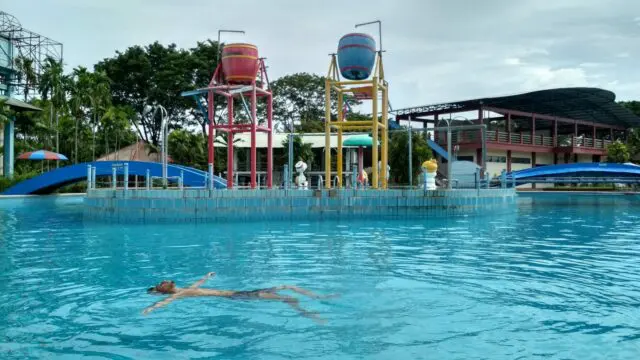 Ember raksasa di Taman Rekreasi Marina