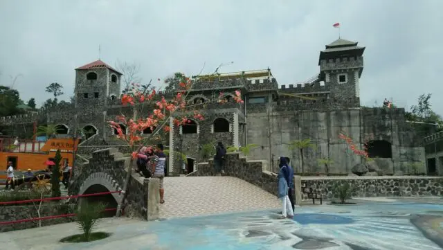 Kastil di The Lost World Castle Jogja