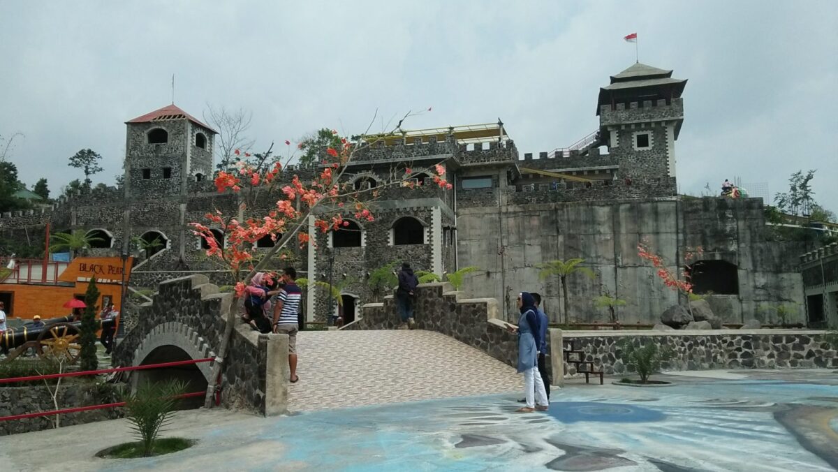 Kastil di The Lost World Castle Jogja