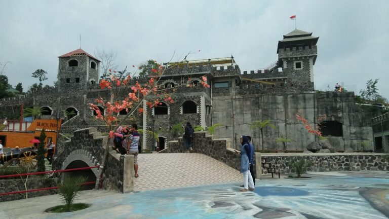 Kastil di The Lost World Castle Jogja