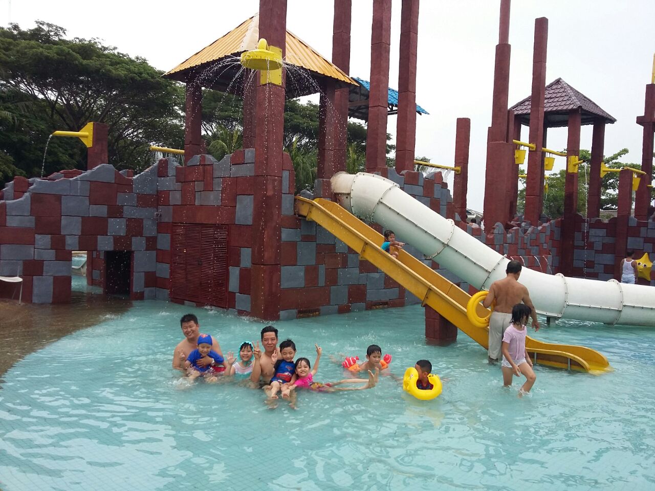 Keseruan Anak-anak di Children Pool Pantai Cermin themepark