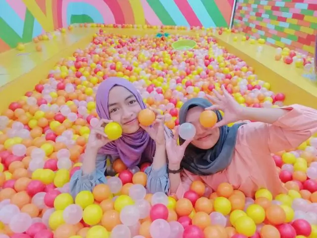 Kolam bola warna warni di Snack Wonderland
