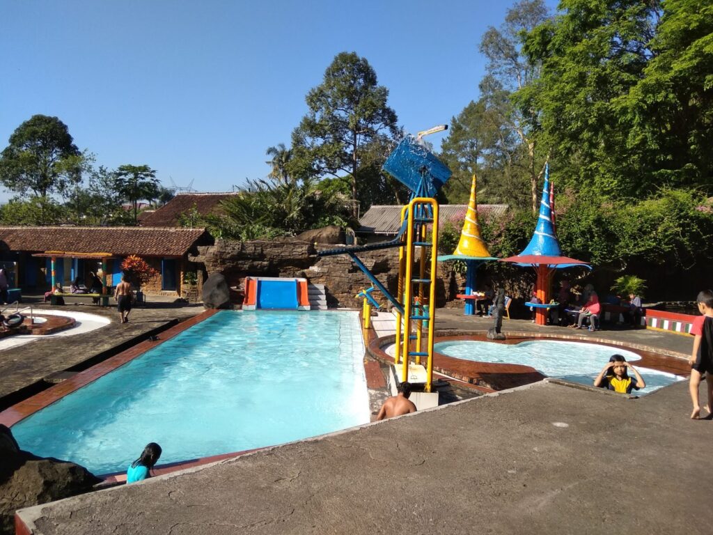 Kolam renang dan permainan di Tirto Argo Siwarak