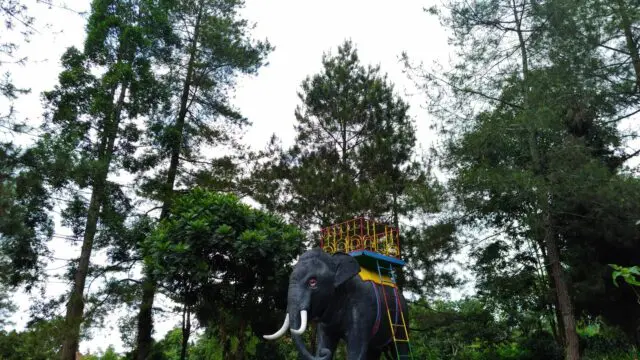 Patung gajah di Taman Wisata Kaliurang