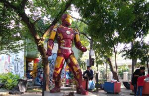 Patung Iron Man Menjadi Ikonik di Taman Superhero