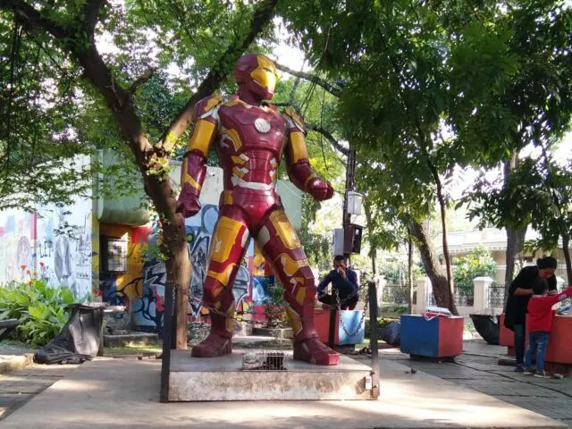 Patung Iron Man Menjadi Ikonik di Taman Superhero